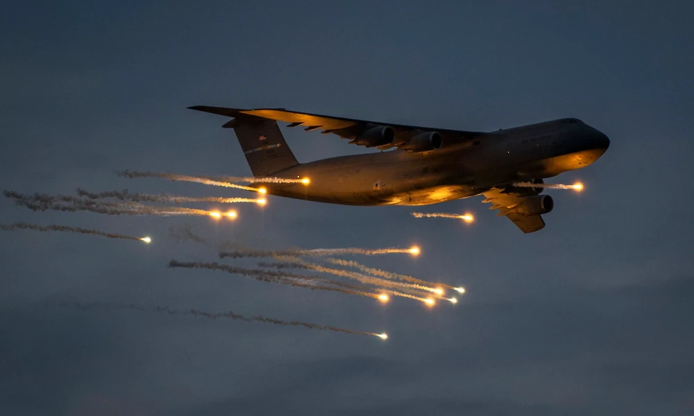 Αμερικανικό μεταγωγικό C-17A Globemaster εκτοξεύει flares πάνω από το Τελ Αβίβ προς αποφυγή MANPADS της Χαμάς (Βίντεο)